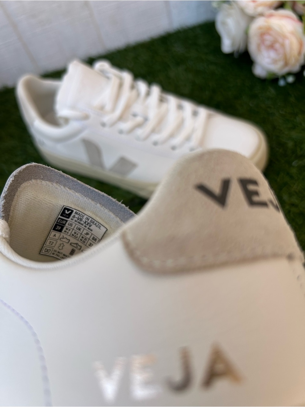 VEJA White Leather low top sneakers White leather light grey suede logo  size 8 - Picture 15 of 16
